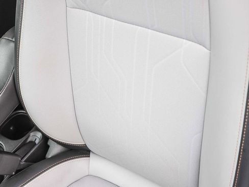 Used 2022 Chevrolet Trax LT w/ LT Convenience Package image 23