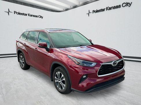 Used 2022 Toyota Highlander XLE AWD/4WD image 2