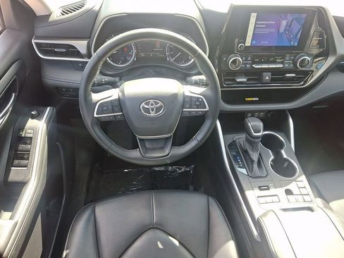 Used 2023 Toyota Highlander XLE AWD/4WD image 13