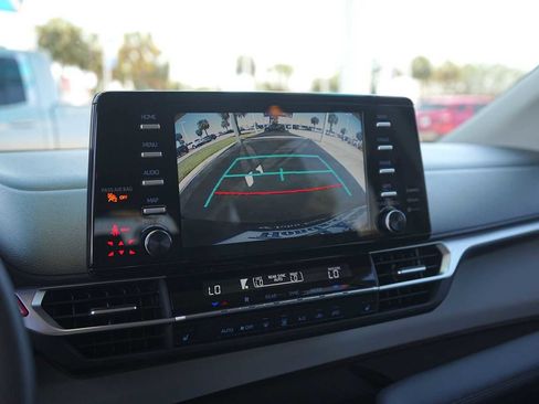 Used 2023 Toyota Sienna XLE FWD image 22