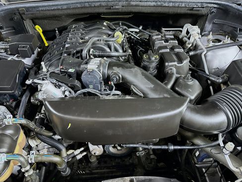 Used 2021 Jeep Grand Cherokee Laredo image 30