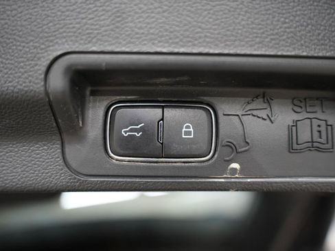 Used 2022 Ford Explorer XLT w/ Equipment Group 202A RWD image 39