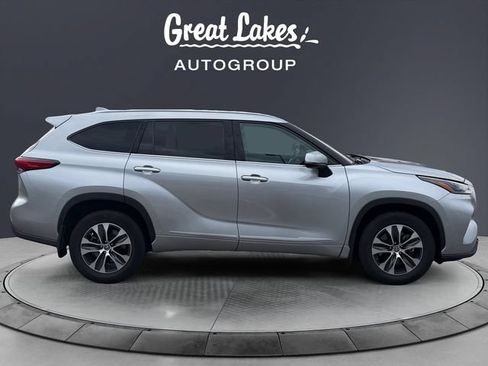 Used 2021 Toyota Highlander XLE AWD/4WD image 6
