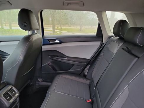 Used 2024 Volkswagen Taos SE image 28