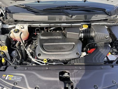 Used 2024 Chrysler Pacifica Touring-L image 27