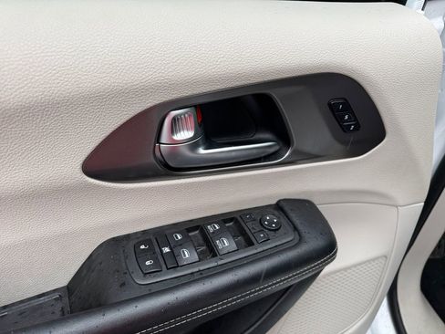 Used 2022 Chrysler Pacifica Touring-L image 11