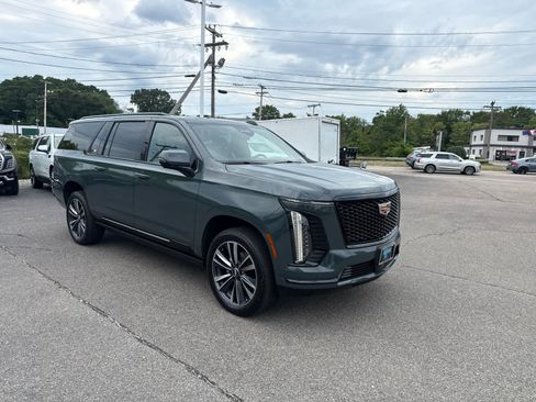 Used 2025 Cadillac Escalade ESV Sport w/ Touring Package AWD/4WD image 7