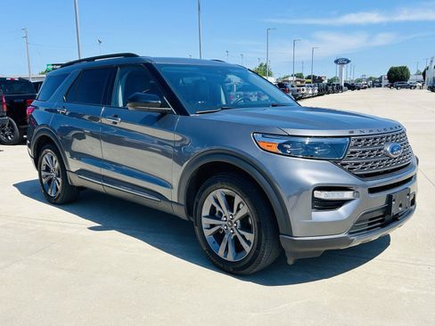 Used 2022 Ford Explorer XLT w/ Equipment Group 202A AWD/4WD image 2