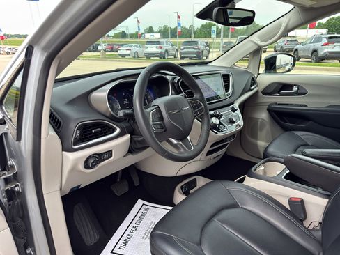 Used 2024 Chrysler Pacifica Touring-L FWD image 9