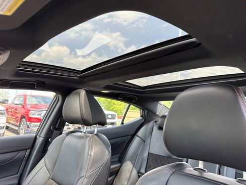 Used 2022 Nissan Maxima SR w/ Sport Mat Group FWD image 9