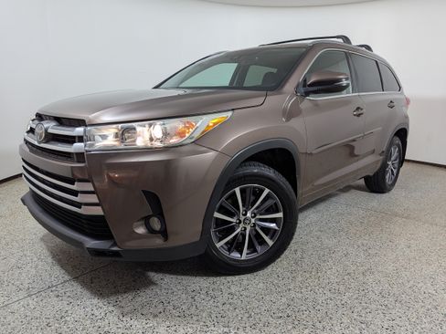 Used 2017 Toyota Highlander XLE FWD image 17