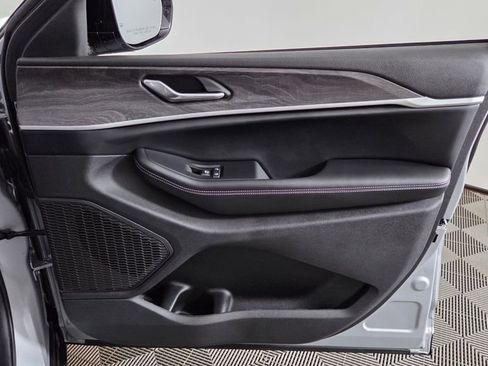 New 2025 Jeep Grand Cherokee Limited w/ Black Appearance Package image 37