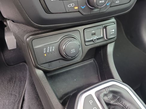 Used 2021 Jeep Renegade Latitude w/ Sun & Sound Group image 24