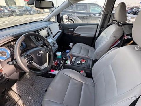 Used 2020 Toyota Sienna Limited Premium image 11