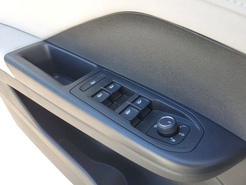 New 2026 Volkswagen Taos SE FWD image 30