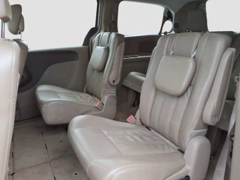 Used 2015 Chrysler Town & Country Touring FWD image 13