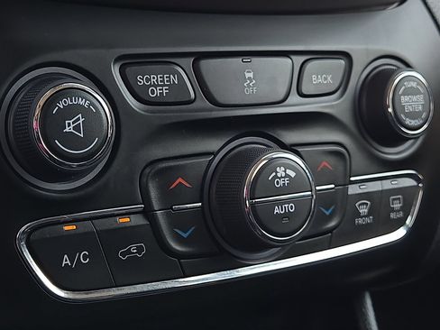 Used 2017 Jeep Cherokee Latitude w/ Comfort/Convenience Group AWD/4WD image 16