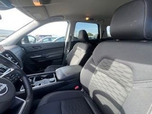 Used 2025 Nissan Pathfinder SV image 13
