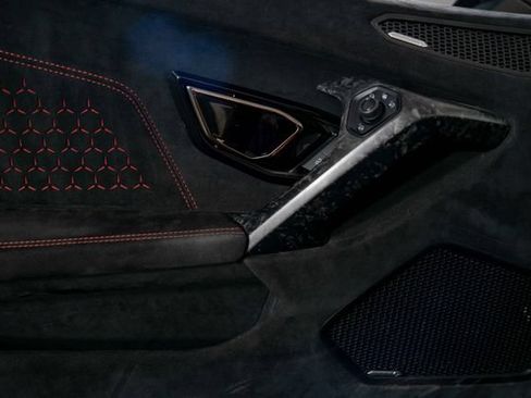 Used 2018 Lamborghini Huracan Performante AWD/4WD image 15
