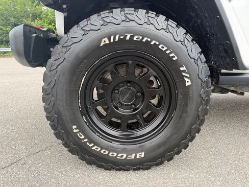 Used 2023 Jeep Wrangler Unlimited Rubicon AWD/4WD image 9