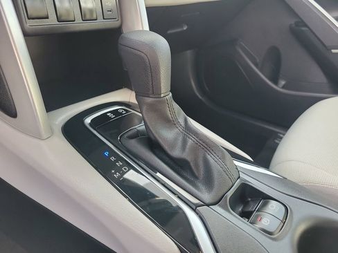 Used 2025 Toyota Corolla Cross L image 26