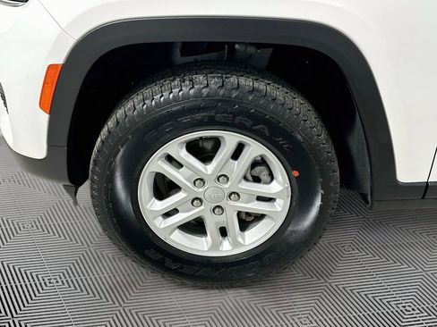 Used 2023 Jeep Grand Cherokee Laredo AWD/4WD image 25
