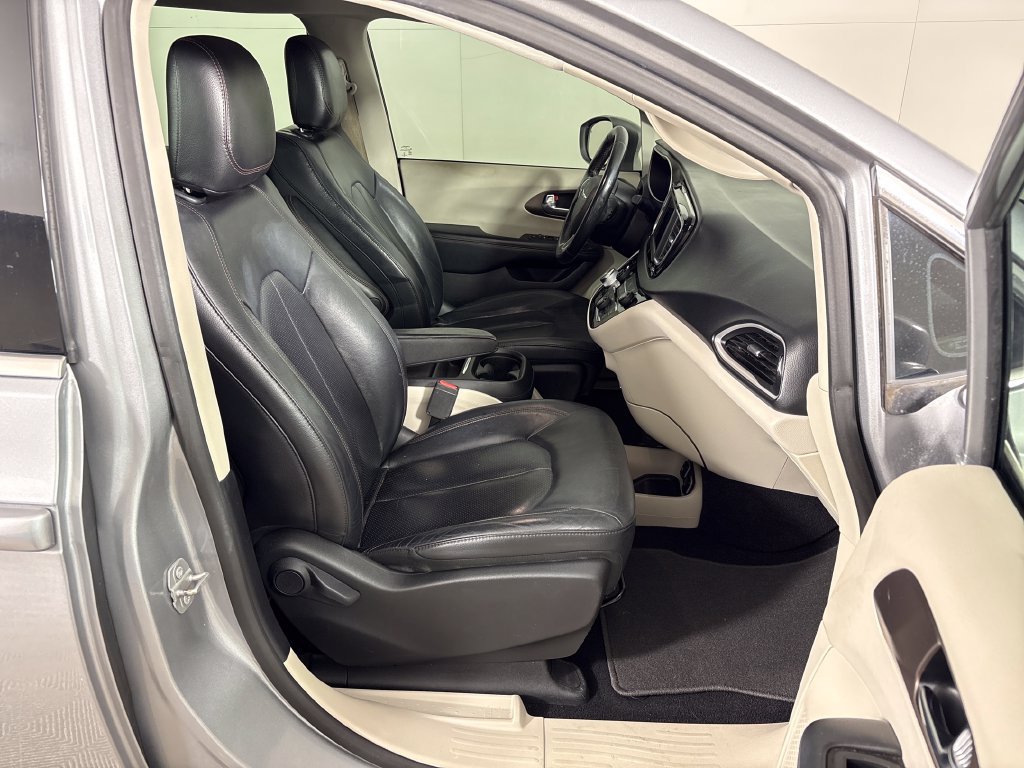 Used 2019 Chrysler Pacifica Touring-L FWD image 6