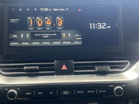 Used 2022 Kia Niro EX image 16