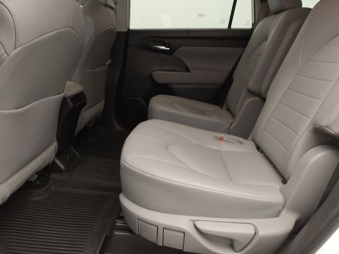 Used 2020 Toyota Highlander XLE image 18