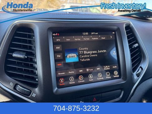 Used 2019 Jeep Cherokee Trailhawk w/ Cold Weather Group image 26