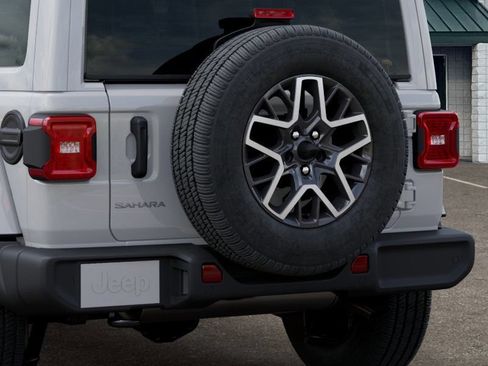 Used 2025 Jeep Wrangler Unlimited Sahara AWD/4WD image 13