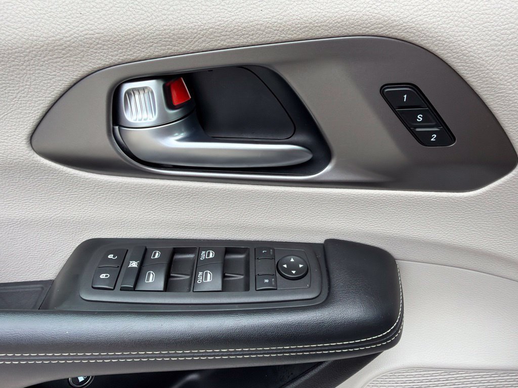 Used 2021 Chrysler Pacifica Touring-L FWD image 38
