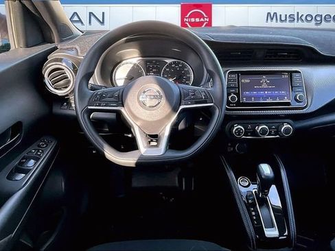 Used 2019 Nissan Kicks S image 8