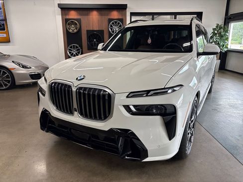 Used 2024 BMW X7 xDrive40i w/ M Sport Package AWD/4WD image 2