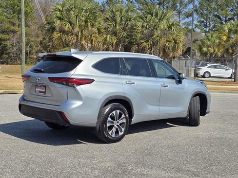 Used 2022 Toyota Highlander XLE image 5