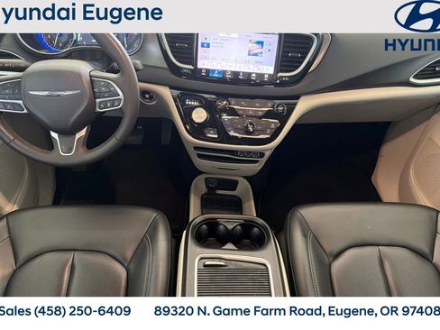 Used 2023 Chrysler Pacifica Touring-L FWD image 17