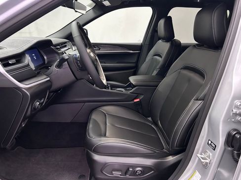 New 2025 Jeep Grand Cherokee Limited w/ Black Appearance Package image 15