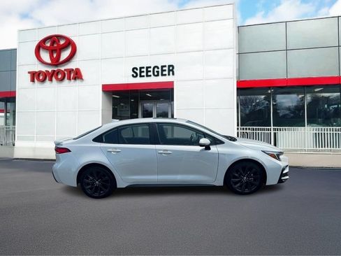 Used 2023 Toyota Corolla SE w/ SE Premium Package FWD image 2