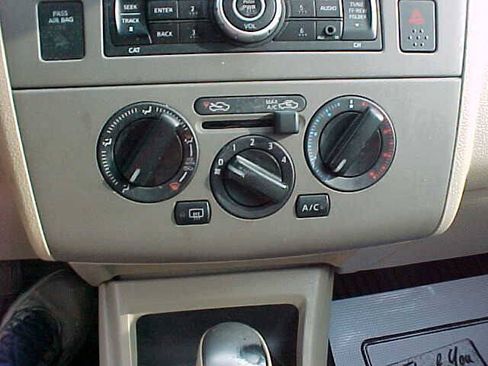 Used 2011 Nissan Versa Hatchback w/ Premium Pkg FWD image 20