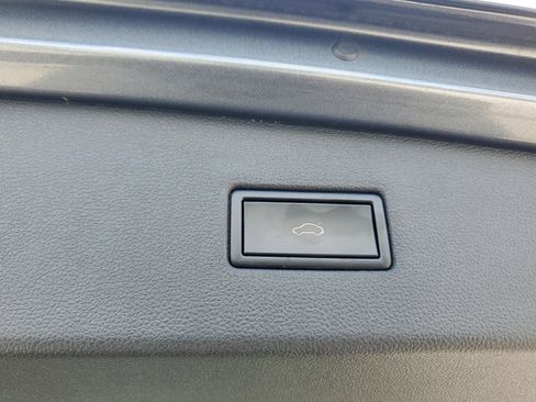 Used 2019 Volkswagen Tiguan SEL image 17