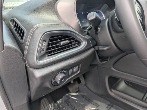 Used 2023 Chrysler Pacifica Limited w/ Uconnect Theater Family Group FWD image 27