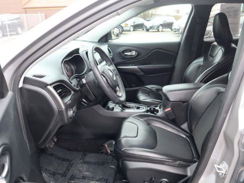 Used 2019 Jeep Cherokee Latitude Plus w/ Cold Weather Group AWD/4WD image 18