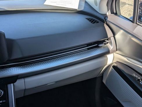 Used 2024 Kia Carnival LX image 17