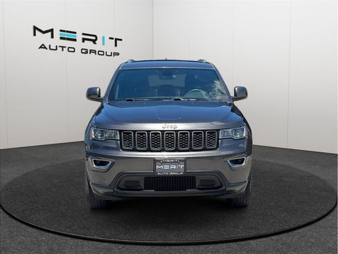 Used 2019 Jeep Grand Cherokee Laredo AWD/4WD image 3