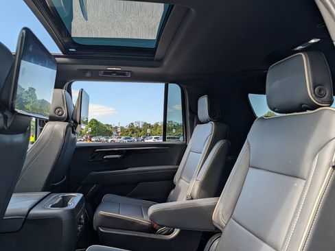 Used 2025 Chevrolet Suburban Premier AWD/4WD image 11