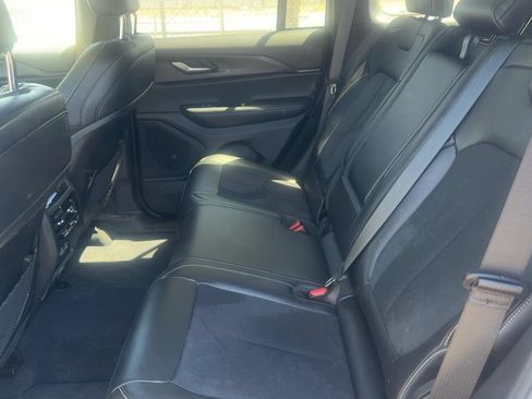 Used 2025 Jeep Grand Cherokee Altitude RWD image 12