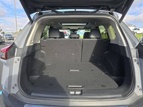 Used 2023 Nissan Rogue SL w/ SL Premium Package image 18