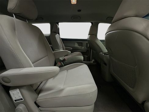 Used 2020 Kia Sedona L image 25