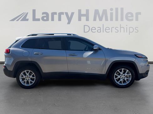 Used 2017 Jeep Cherokee Latitude w/ Comfort/Convenience Group FWD image 6
