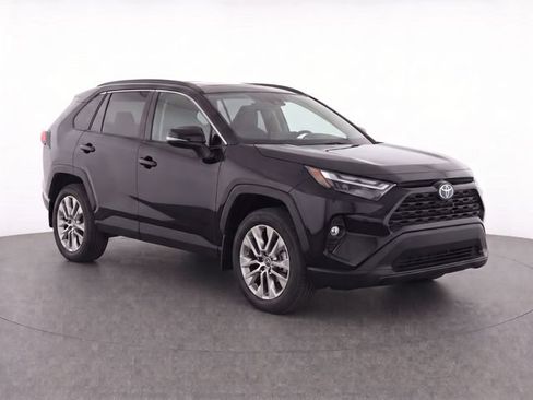 Used 2025 Toyota RAV4 XLE AWD/4WD image 2